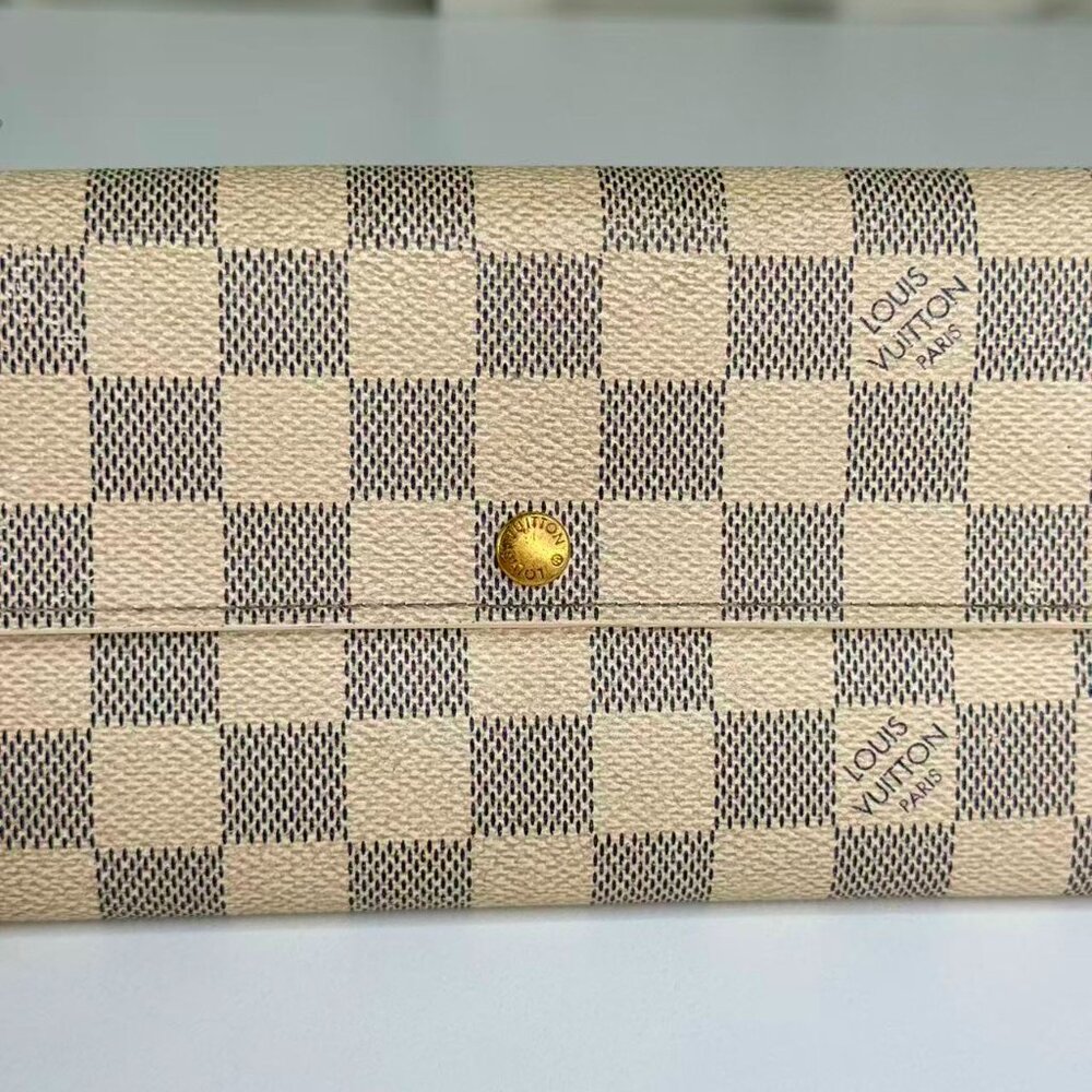 Louis Vuitton Damier Azur Wallet with Classic Checkerboard Design - Picture 6 of 7